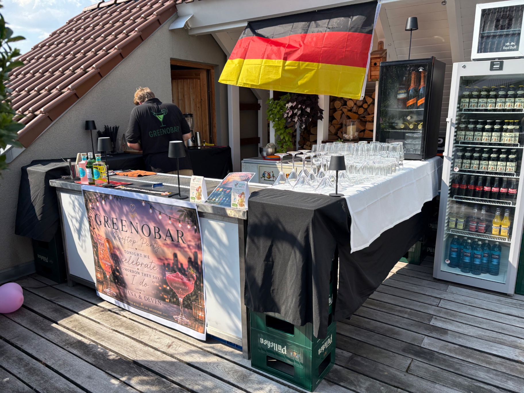 Bar mit Champagnergläsern auf der Rooftop Party