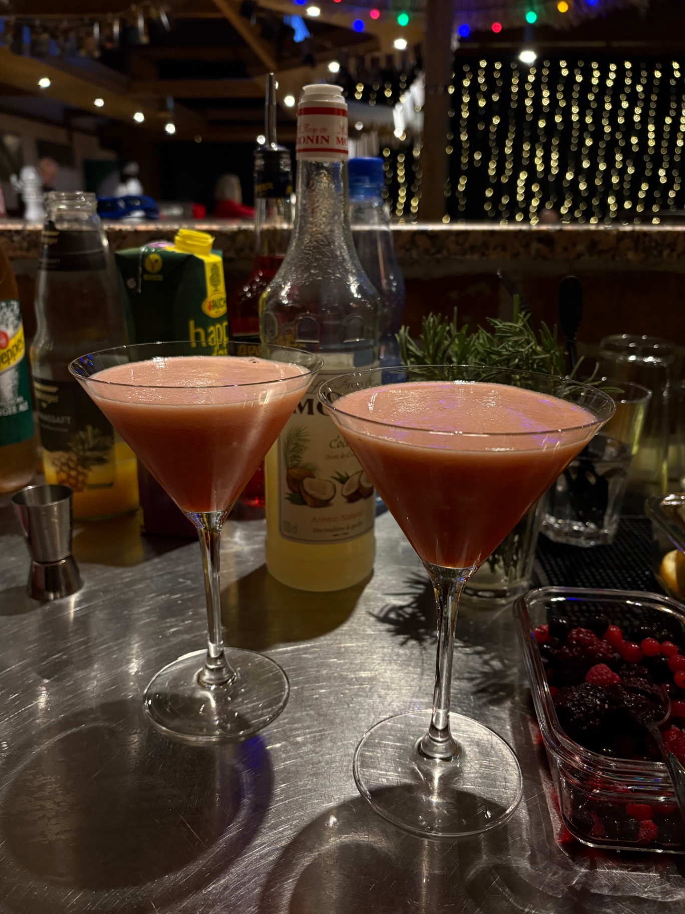 Abendstimmung an der Bar mit zwei Cocktails